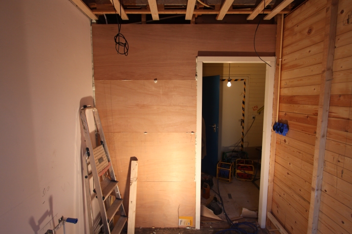 Verbouwing Week 5 badkamer houten wand;